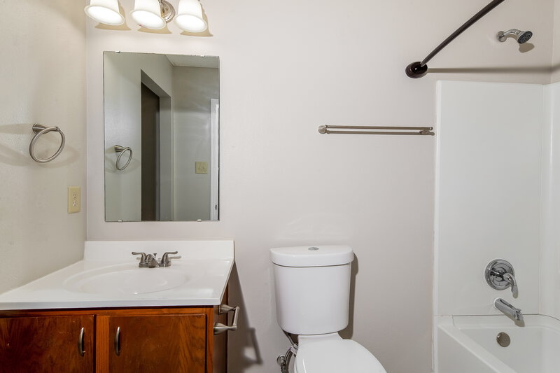 1,495/Mo, 8060 States Bend Dr Indianapolis, IN 46239 Main Bathroom View