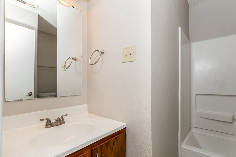 1,495/Mo, 8060 States Bend Dr Indianapolis, IN 46239 Bathroom View