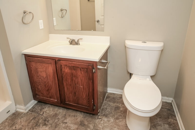 1,695/Mo, 3903 Bonn Dr Indianapolis, IN 46228 Main Bathroom View