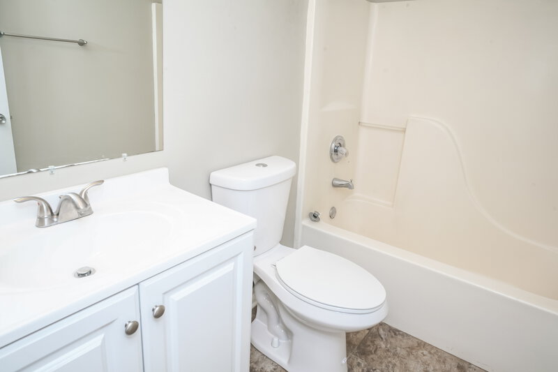 1,695/Mo, 3903 Bonn Dr Indianapolis, IN 46228 Bathroom View