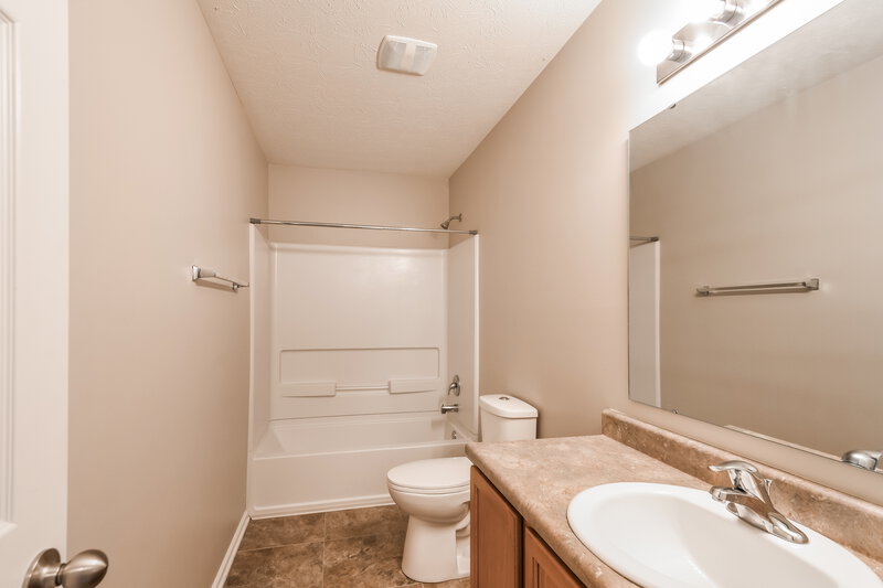 1,845/Mo, 7708 Firecrest Ln Indianapolis, IN 46113 Bathroom View