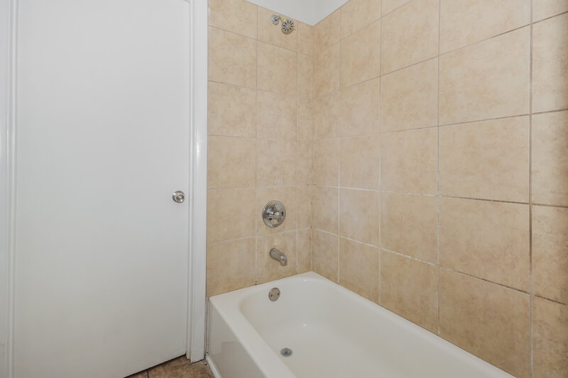 1,345/Mo, 4404 Mesa Ct Indianapolis, IN 46241 Bathroom View 2