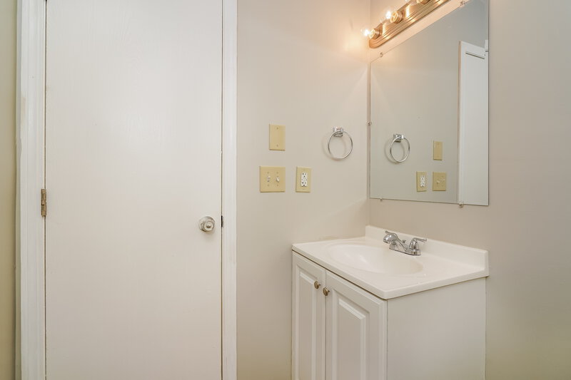 1,700/Mo, 3628 Valley Lake Dr Indianapolis, IN 46227 Bathroom View