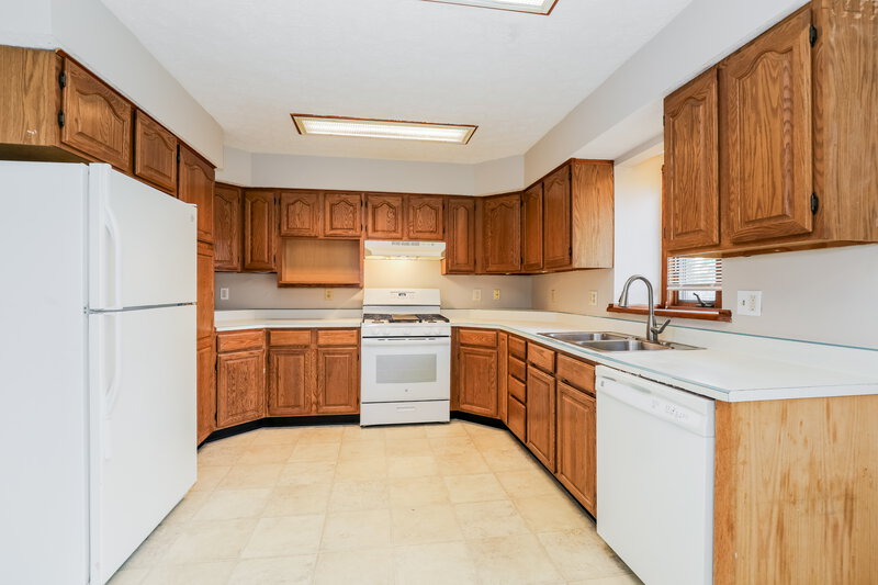2,035/Mo, 476 Spring Dr GREENWOOD, IN 46143 Kitchen View 2