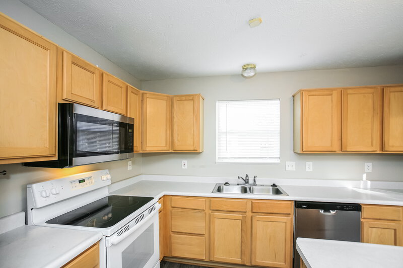 2,035/Mo, 5531 Fair Ridge Pl Indianapolis, IN 46221 Kitchen View