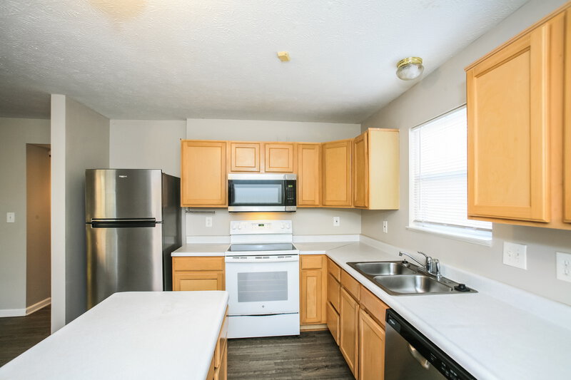 2,035/Mo, 5531 Fair Ridge Pl Indianapolis, IN 46221 Kitchen View 2