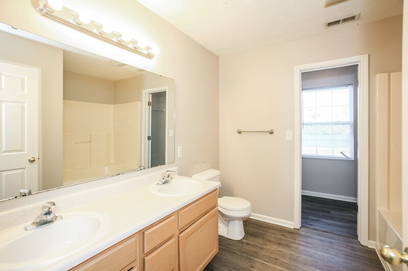 2,035/Mo, 5531 Fair Ridge Pl Indianapolis, IN 46221 Main Bathroom View
