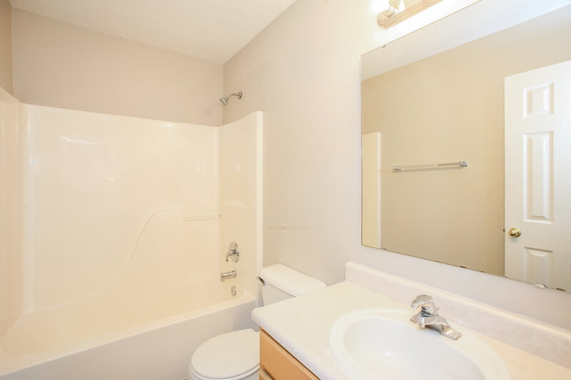 2,035/Mo, 5531 Fair Ridge Pl Indianapolis, IN 46221 Bathroom View