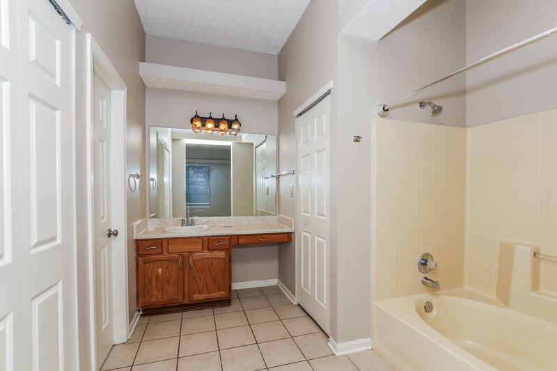 1,875/Mo, 1215 Paul Dr Indianapolis, IN 46229 Main Bathroom View