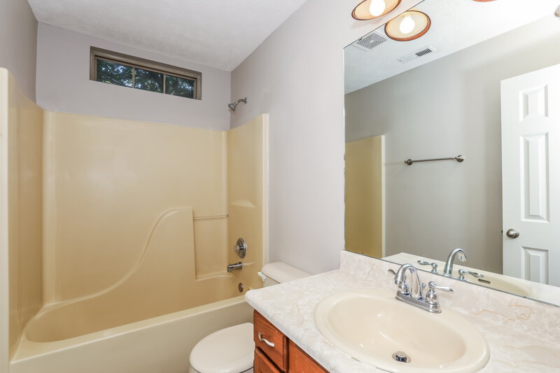 1,875/Mo, 1215 Paul Dr Indianapolis, IN 46229 Bathroom View