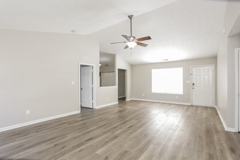 1,505/Mo, 5314 Claybrooke Dr Indianapolis, IN 46221 Living Room View