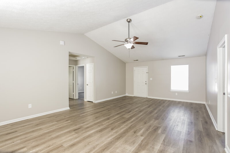 1,505/Mo, 5314 Claybrooke Dr Indianapolis, IN 46221 Living Room View 2