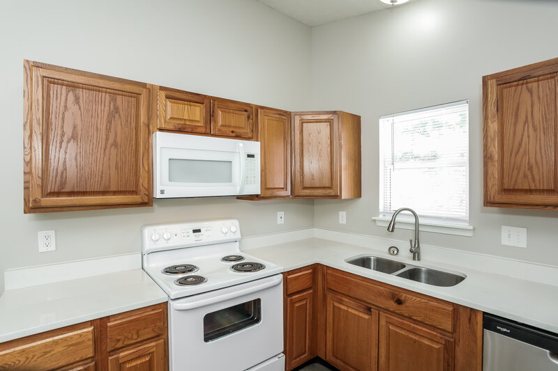 1,505/Mo, 5314 Claybrooke Dr Indianapolis, IN 46221 Kitchen View 2