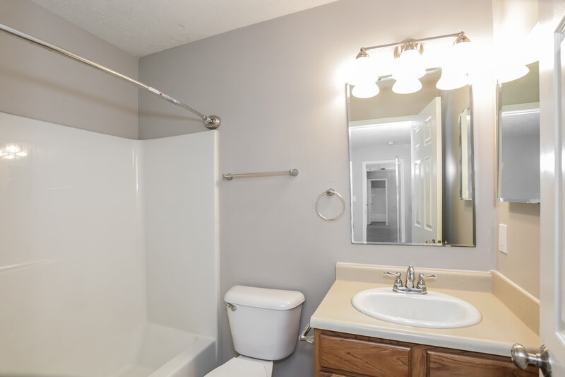 1,505/Mo, 5314 Claybrooke Dr Indianapolis, IN 46221 Main Bathroom View