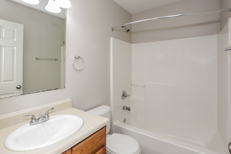 1,505/Mo, 5314 Claybrooke Dr Indianapolis, IN 46221 Bathroom View