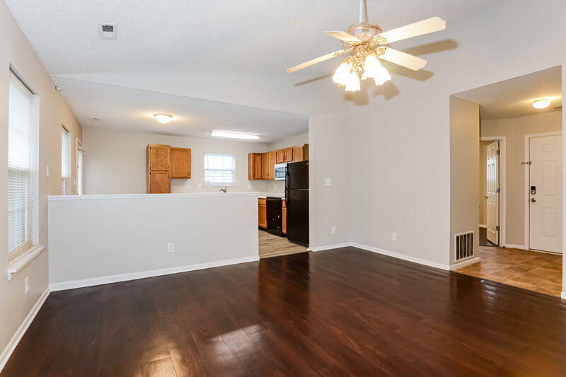 1,680/Mo, 5909 Prairie Meadow Dr Indianapolis, IN 46221 Living Room View 2