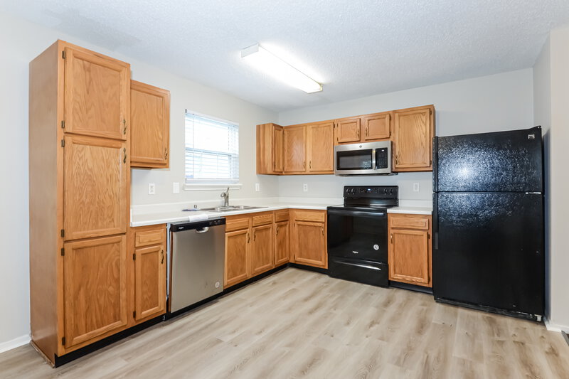 1,680/Mo, 5909 Prairie Meadow Dr Indianapolis, IN 46221 Kitchen View 2