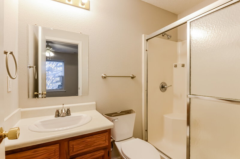 1,680/Mo, 5909 Prairie Meadow Dr Indianapolis, IN 46221 Main Bathroom View