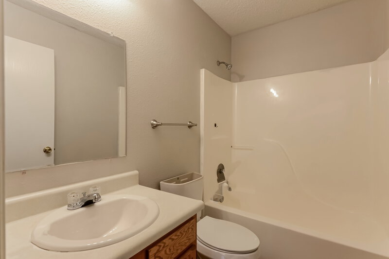 1,680/Mo, 5909 Prairie Meadow Dr Indianapolis, IN 46221 Bathroom View