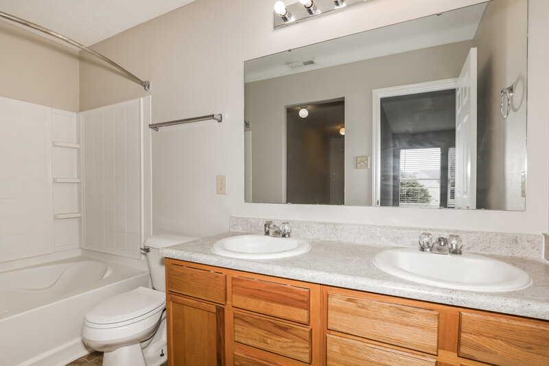 2,085/Mo, 11351 N Creekside Dr Monrovia, IN 46157 Main Bathroom View