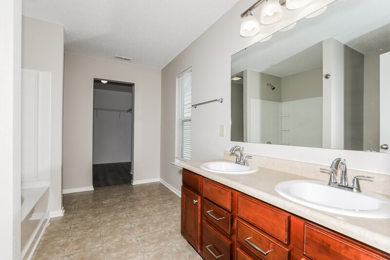 1,700/Mo, 2250 Cedarmill Dr Franklin, IN 46131 Main Bathroom View