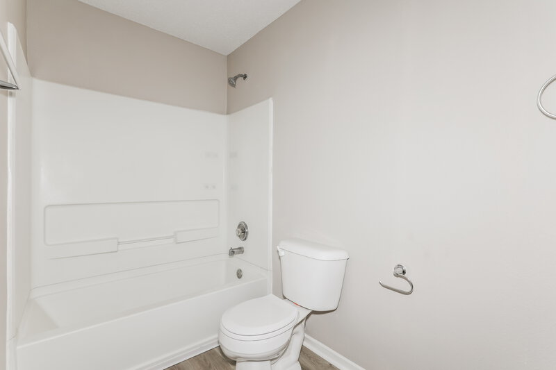 1,700/Mo, 2250 Cedarmill Dr Franklin, IN 46131 Bathroom View 2