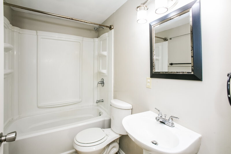 1,455/Mo, 903 Jackson St Lebanon, IN 46052 Bathroom View