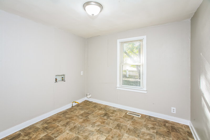 1,455/Mo, 903 Jackson St Lebanon, IN 46052 Laundry Room View
