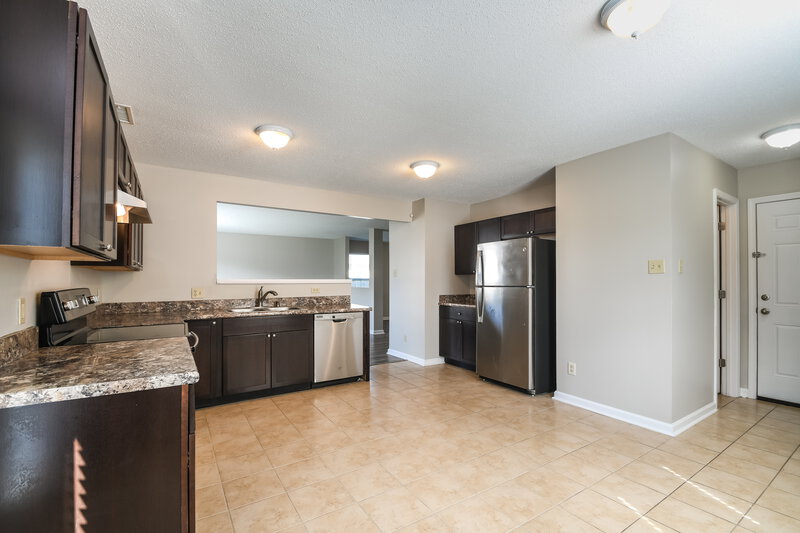 2,690/Mo, 958 Streamside Dr Greenfield, IN 46140 Kitchen View 2