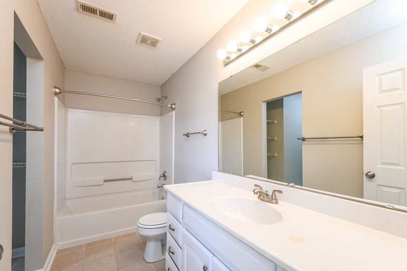 2,690/Mo, 958 Streamside Dr Greenfield, IN 46140 Main Bathroom View