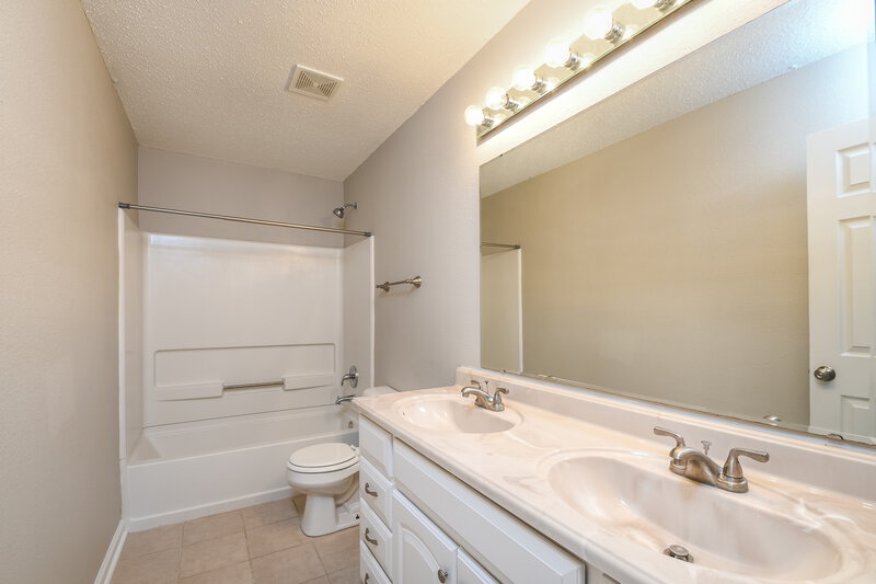 2,690/Mo, 958 Streamside Dr Greenfield, IN 46140 Bathroom View