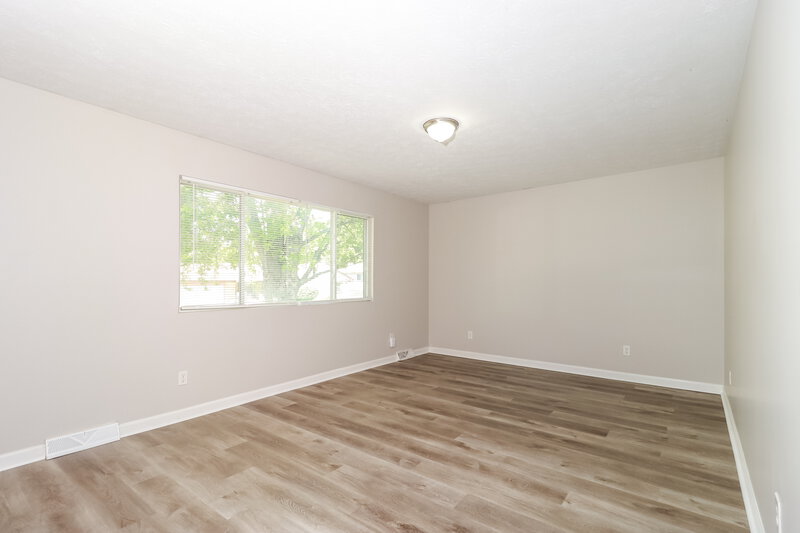 0/Mo, 3417 SUMMERFIELD DR INDIANAPOLIS, IN 46214 Living Room View