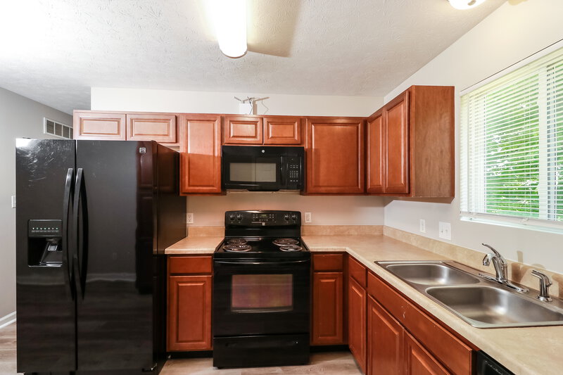 0/Mo, 3417 SUMMERFIELD DR INDIANAPOLIS, IN 46214 Kitchen View