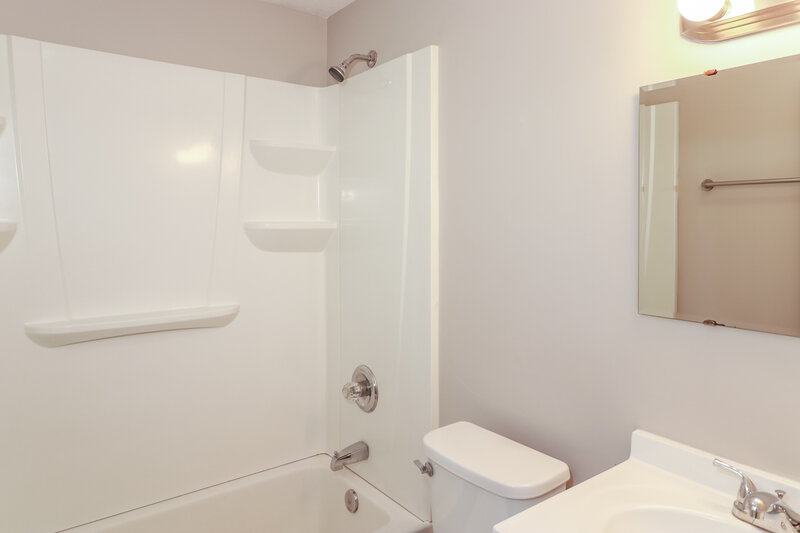 0/Mo, 3417 SUMMERFIELD DR INDIANAPOLIS, IN 46214 Main Bathroom View