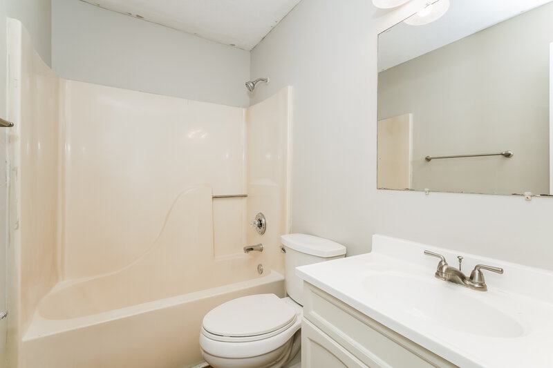 2,460/Mo, 11045 Amburg CT INDIANAPOLIS, IN 46235 Main Bathroom View