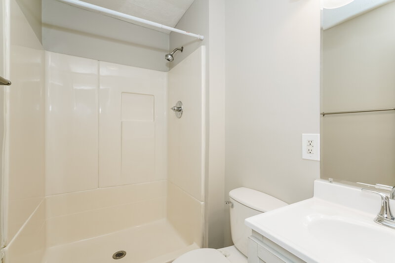 2,460/Mo, 11045 Amburg CT INDIANAPOLIS, IN 46235 Bathroom View