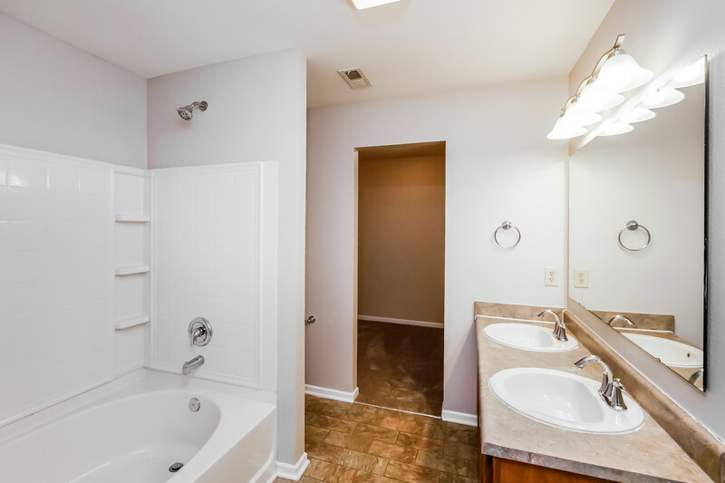 2,055/Mo, 2450 Autumn Rd Indianapolis, IN 46229 Main Bathroom View