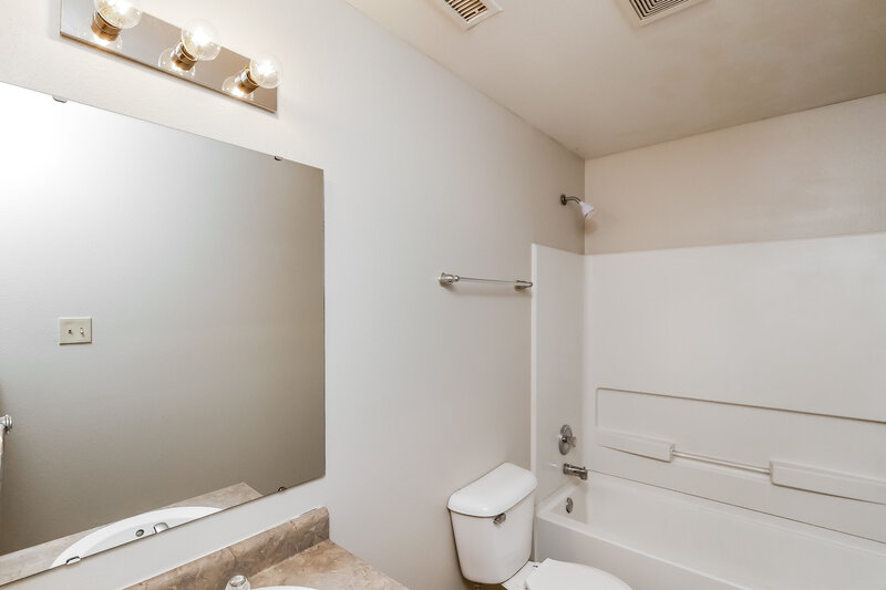 2,055/Mo, 2450 Autumn Rd Indianapolis, IN 46229 Bathroom View