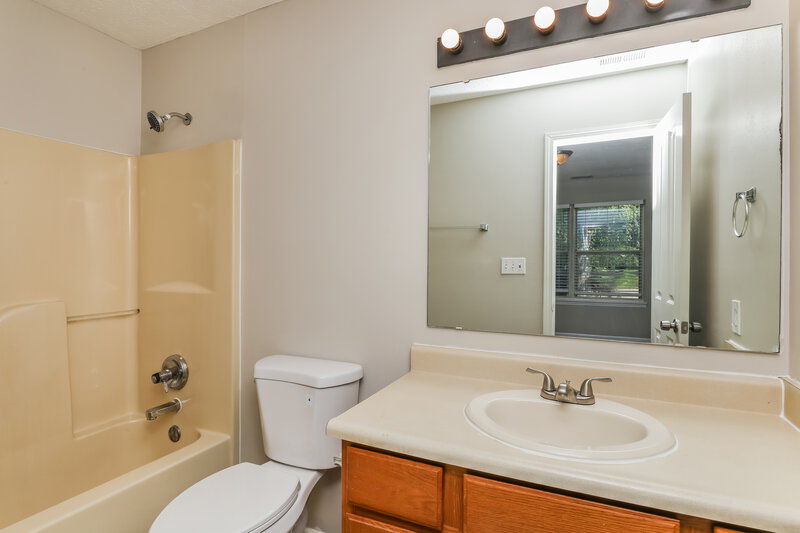 1,785/Mo, 1010 Killian Dr MOORESVILLE, IN 46158 Main Bathroom View