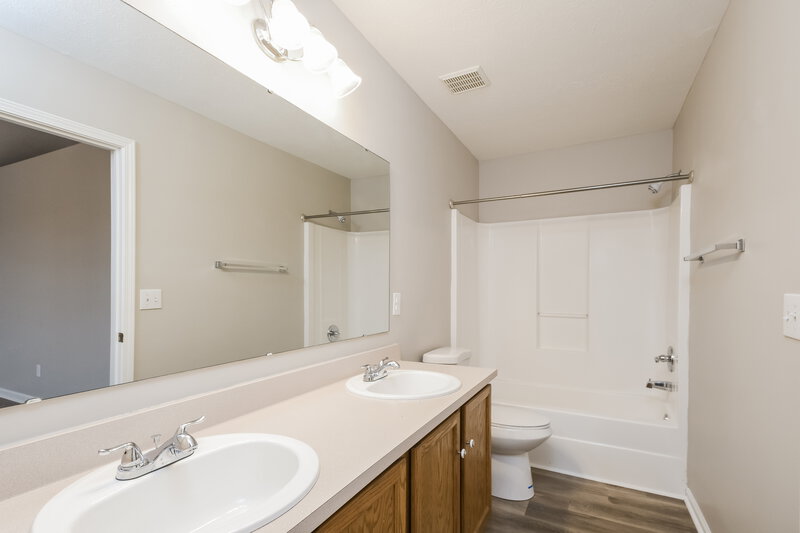1,955/Mo, 443 Grabill Dr WESTFIELD, IN 46074 Main Bathroom View