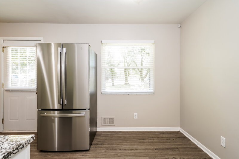 1,790/Mo, 507 Green Valley Dr Greenwood, IN 46142 Kitchen View 4