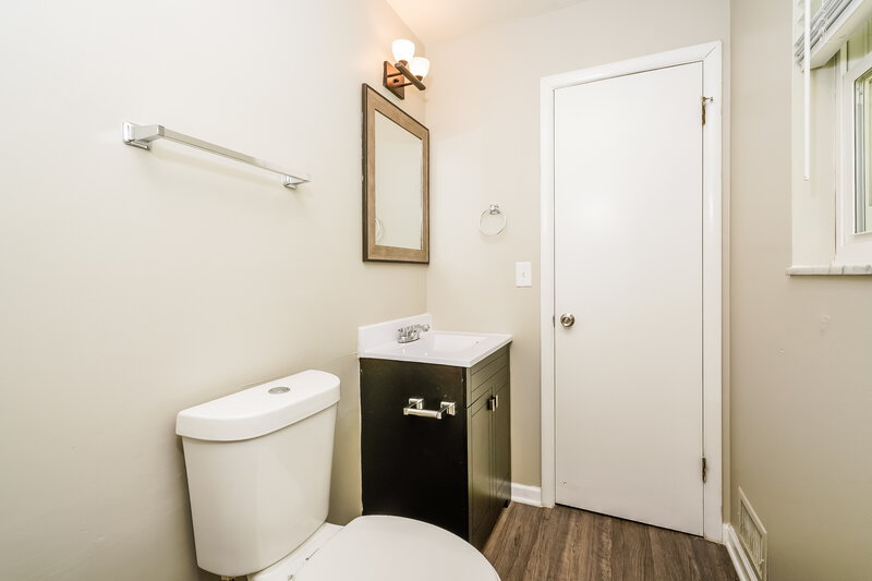 1,790/Mo, 507 Green Valley Dr Greenwood, IN 46142 Main Bathroom View