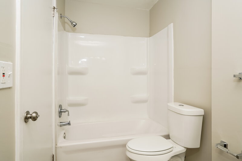 1,790/Mo, 507 Green Valley Dr Greenwood, IN 46142 Bathroom View