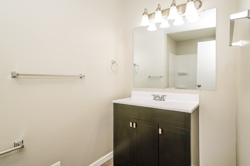 1,790/Mo, 507 Green Valley Dr Greenwood, IN 46142 Bathroom View 2