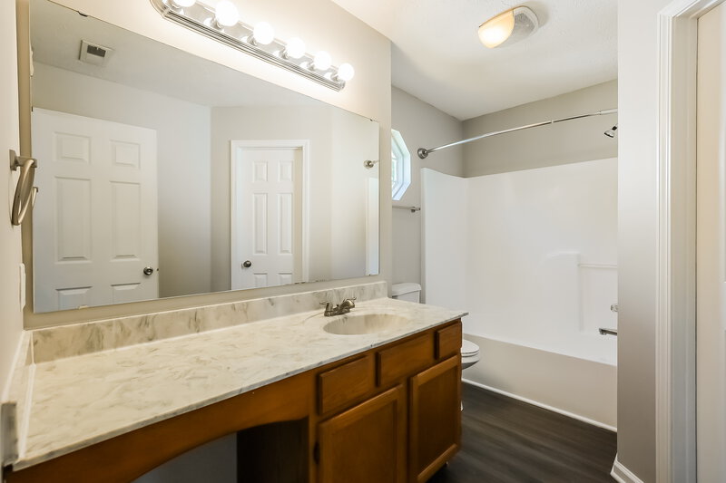 1,820/Mo, 3210 Montgomery Dr Indianapolis, IN 46227 Main Bathroom View