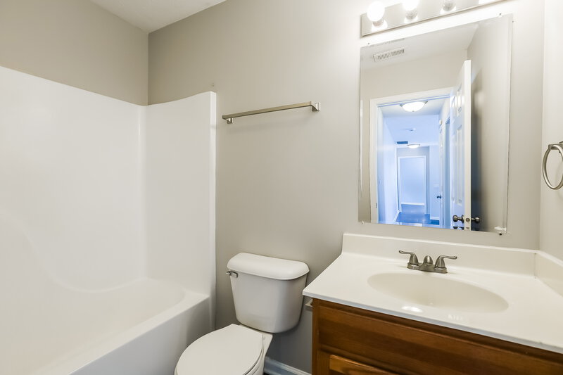 1,820/Mo, 3210 Montgomery Dr Indianapolis, IN 46227 Bathroom View