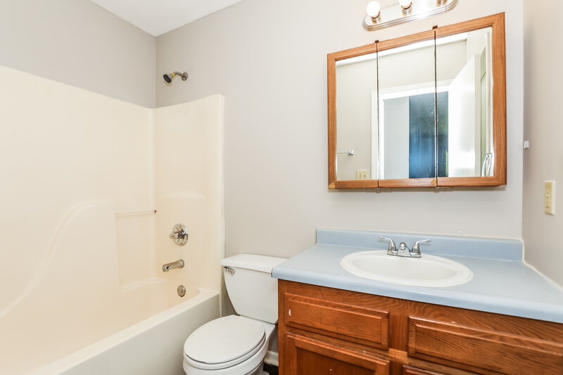 1,775/Mo, 5149 Emmert Dr INDIANAPOLIS, IN 46221 Main Bathroom View