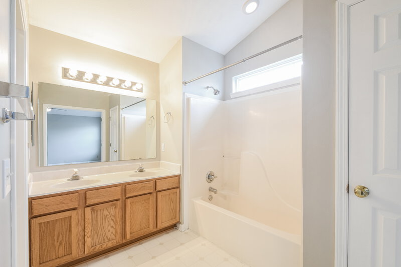 4,000/Mo, 5292 Shiloh Falls CARMEL, IN 46033 Main Bathroom View