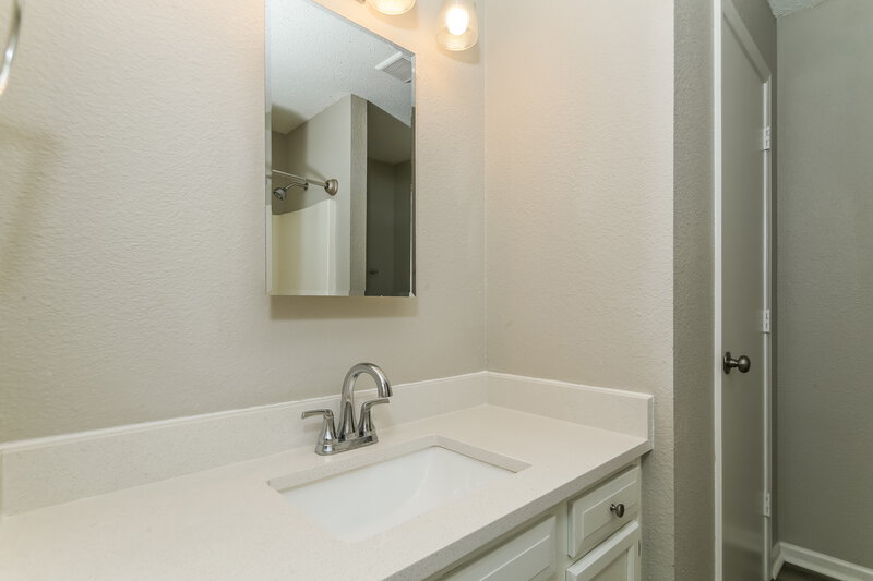 1,905/Mo, 7233 Kimble Dr Indianapolis, IN 46217 Main Bathroom View
