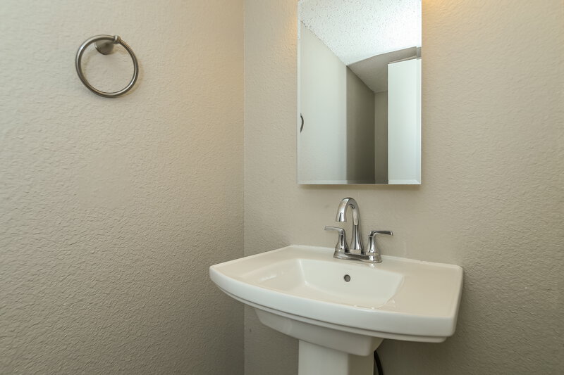 1,905/Mo, 7233 Kimble Dr Indianapolis, IN 46217 Bathroom View